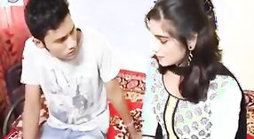 Video de sexo indio con una chica virgen gimiendo y emocionada 0 mín. 0 sec
