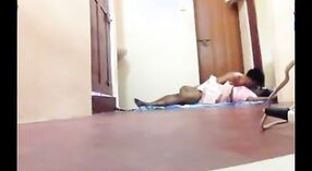 Desi Maid在业余视频中被她的房主操纵 1 敏 00 sec