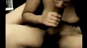 アマチュアインドのセックスビデオは、大きなコックとフェラチオを特徴としています 1 分 20 秒