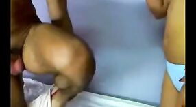 Дези девушки подпрыгивают своими сочными сиськами во время секс-аттракциона 1 минута 40 сек