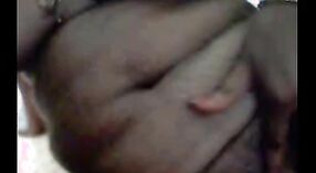 بھارتی چاچی اس گرم ، شہوت انگیز فحش ویڈیو میں شرارتی ہو جاتا ہے 7 کم از کم 00 سیکنڈ