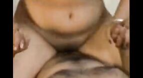 デジガールが裸になり、インドのセックスビデオに乗る 6 分 00 秒