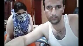 Video seks India yang menampilkan pasangan kamera obrolan yang terlibat dalam seks online 14 min 20 sec