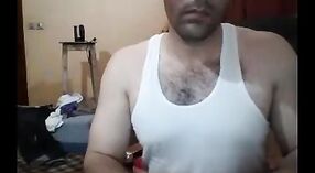 オンラインセックスに従事するチャットカムカップルをフィーチャーしたインドのセックスビデオ 2 分 40 秒