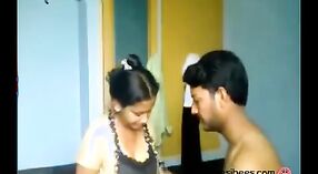 Młoda para cieszy się Indyjskim domowym seksem w amatorskim filmie 0 / min 0 sec