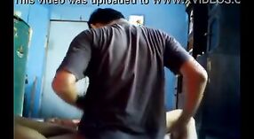 Video de sexo indio con un vecino travieso que se folla a una chica en el pueblo 3 mín. 20 sec