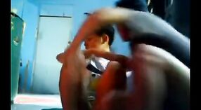 Vidéo de sexe indien mettant en vedette un voisin coquin qui baise une fille dans le village 0 minute 0 sec
