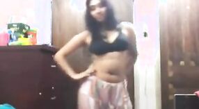 Desi meisje met natuurlijke rondingen in Indiase seks video 5 min 00 sec