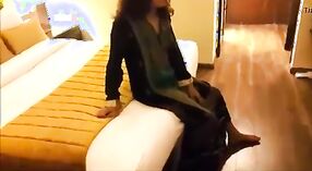 Amateur Desi escort zieht sich nackt im Hotelzimmer aus 1 min 20 s