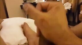 Amateur Desi escort strips naakt in hotel kamer 2 min 20 sec