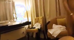 アマチュアデジエスコートは、ホテルの部屋で裸のストリップです 4 分 20 秒