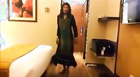 Amateur Desi escort zieht sich nackt im Hotelzimmer aus 0 min 0 s