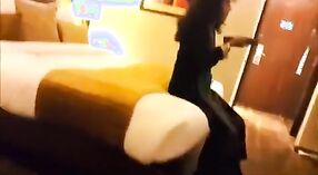 Amateur Desi escort zieht sich nackt im Hotelzimmer aus 0 min 40 s