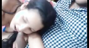 Индийская милфа делает глубокий горловой минет и занимается сексом на камеру 1 минута 00 сек