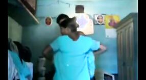 Индийское секс-видео с участием молодой девушки из соседнего дома 1 минута 20 сек