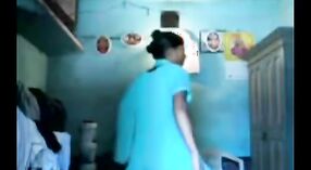 Индийское секс-видео с участием молодой девушки из соседнего дома 0 минута 0 сек
