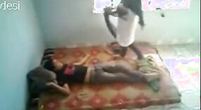 フッカーの女の子と若い人をフィーチャーしたインドのセックスビデオ 17 分 50 秒