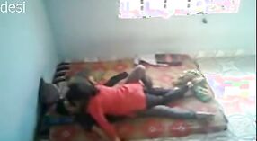 フッカーの女の子と若い人をフィーチャーしたインドのセックスビデオ 23 分 40 秒