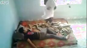 フッカーの女の子と若い人をフィーチャーしたインドのセックスビデオ 6 分 10 秒