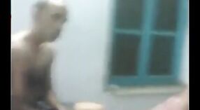 ப்ராவில் தேசி மில்ஃப் பிளவுபட்டது ஒரு அற்புதமான காட்சியைப் பெறுகிறது 1 நிமிடம் 20 நொடி