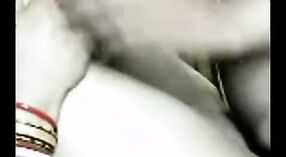 Gadis-gadis Desi mendapatkan pantat mereka ditumbuk dari belakang dalam video porno amatir 5 min 00 sec