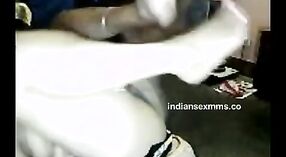 Gadis-gadis Desi mendapatkan pantat mereka ditumbuk dari belakang dalam video porno amatir 7 min 40 sec