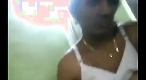அமெச்சூர் இந்திய அத்தை தனது கூட்டாளருக்கு ஒரு ஹேண்ட்ஜோப்பைக் கொடுக்கிறார் 1 நிமிடம் 00 நொடி