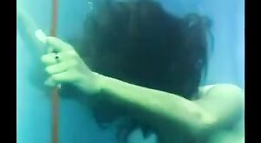 Vídeo de sexo indiano Amador Com uma miúda a ser fodida na piscina 0 minuto 50 SEC