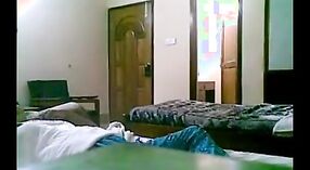 Desi Girls en la Cama del Hotel: Un Video Porno de Milf 1 mín. 50 sec