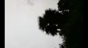 Vidéo de sexe indien mettant en vedette les préliminaires en plein air d'une fille desi 1 minute 30 sec