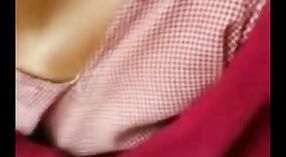 Indisches Sexvideo mit dem Vorspiel eines Desi-Mädchens im Freien 1 min 50 s