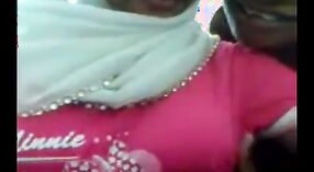 Clipes amadores de uma menina indiana em uma roupa vestida de hijab 1 minuto 20 SEC