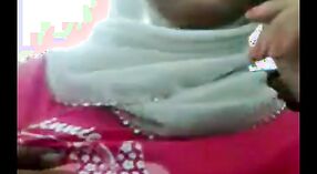 Amateurclips van een Indisch meisje in een Hijab-geklede outfit 0 min 0 sec