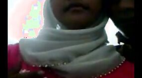 Clips aficionados de una niña india en un traje vestido con hijab 0 mín. 40 sec
