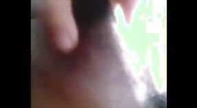 સફેદ છોકરીના સ્તનની ડીંટીના ક્લોઝ-અપ શોટ દર્શાવતા ભારતીય પોર્ન વિડિઓ 5 મીન 20 સેકન્ડ