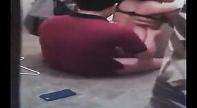 एक स्लिम फिगर आणि हब्बीचा मित्र असलेले भारतीय सेक्स व्हिडिओ 1 मिन 20 सेकंद