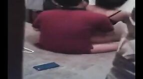 Vídeos de sexo indianos com um corpo esguio e um amigo do marido 1 minuto 10 SEC