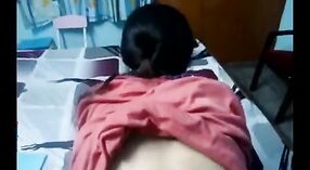 एक परिपक्व देसी गृहिणी असलेले हॉट इंडियन सेक्स व्हिडिओ 3 मिन 00 सेकंद