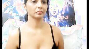 Video seks India yang menampilkan aset bibi dewasa 1 min 00 sec