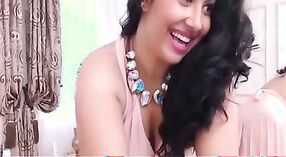 印度的性爱视频中有一个美丽的家庭主妇在现场凸轮中 0 敏 0 sec