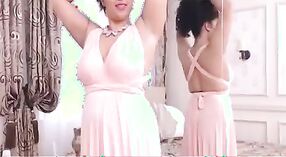 Vidéos de sexe indien mettant en vedette une belle femme au foyer en cam live 1 minute 00 sec