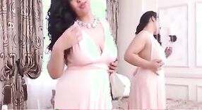 Vidéos de sexe indien mettant en vedette une belle femme au foyer en cam live 1 minute 10 sec