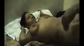 Indyjski mamuśki dostaje przejebane przez jej sąsiad 3 / min 40 sec