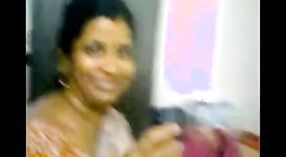 インドのおばさんはこのホットなビデオで彼女の秘密の恋人を誘惑します 0 分 0 秒