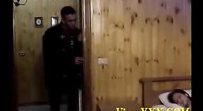 Милфа Дези смачивает свою возбужденную киску в любительском порно видео 1 минута 20 сек