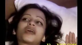 Милфа Дези смачивает свою возбужденную киску в любительском порно видео 3 минута 00 сек