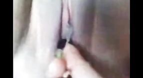Das Amateur-Pornovideo der indischen Tante zeigt Auberginen, die in ihre Muschi eingeführt werden 1 min 50 s