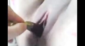 El video porno amateur de una tía india presenta a Brinjal insertándose en su coño 2 mín. 20 sec