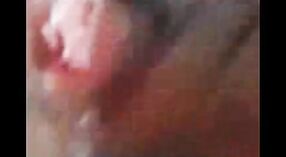 El video porno amateur de una tía india presenta a Brinjal insertándose en su coño 3 mín. 20 sec