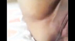 El video porno amateur de una tía india presenta a Brinjal insertándose en su coño 6 mín. 20 sec
